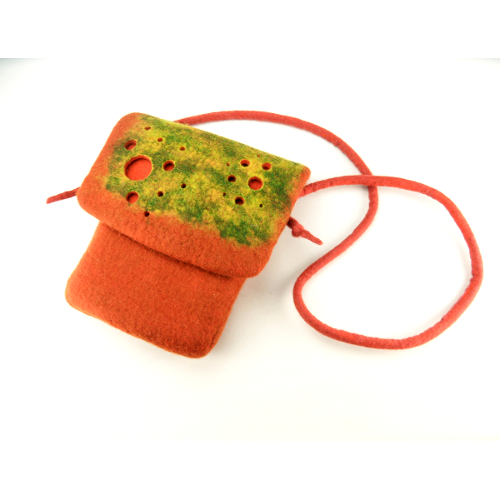 Umhängetasche mit Lochmuster aus Filz