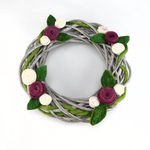 Weidenkranz mit gefilzten Blüten und Blättern