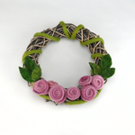 Weidenkranz mit gefilzten Rosenbüten und Blättern